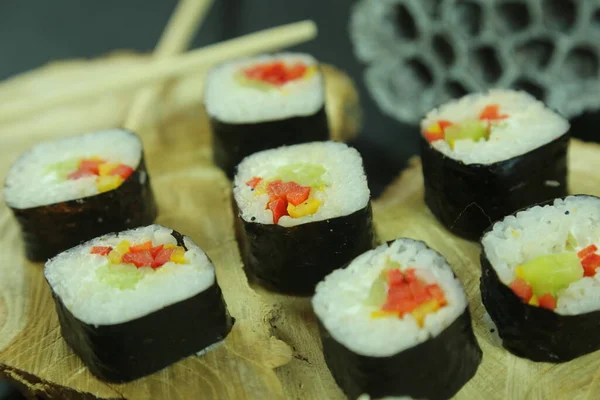 Différents types de sushis servis, vue rapprochée — Photo