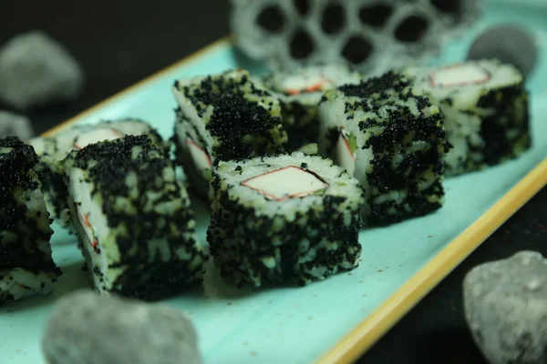 Berbagai jenis sushi disajikan, close-up view — Stok Foto