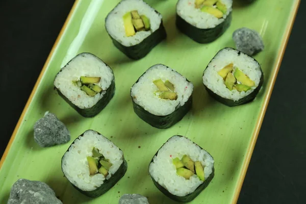 Różne rodzaje sushi serwowane, widok z bliska — Zdjęcie stockowe