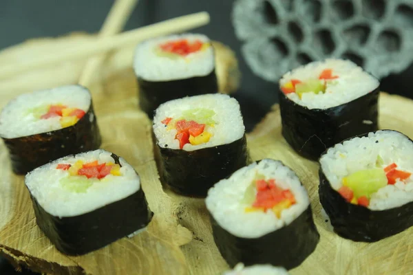 Varios tipos de sushi servidos, vista de cerca — Foto de Stock