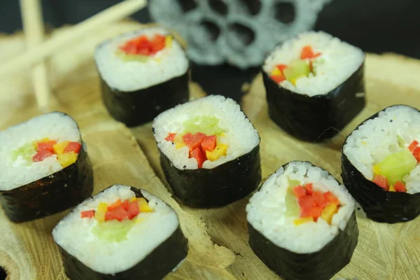 Różne rodzaje sushi serwowane, widok z bliska — Zdjęcie stockowe