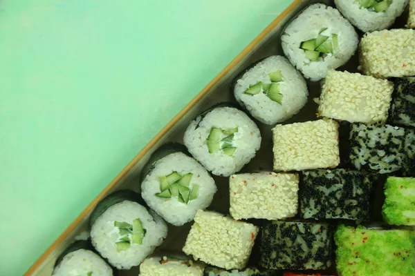 Çeşitli suşi çeşitleri, yakın çekim görüntüsü.