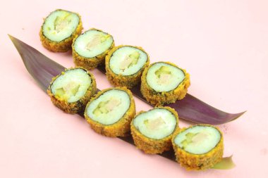 Çeşitli suşi çeşitleri, yakın çekim görüntüsü.