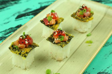 Çeşitli suşi çeşitleri, yakın çekim görüntüsü.