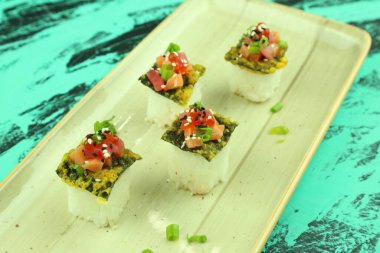 Çeşitli suşi çeşitleri, yakın çekim görüntüsü.