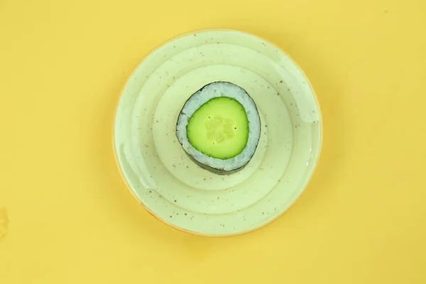 Çeşitli suşi çeşitleri, yakın çekim görüntüsü.