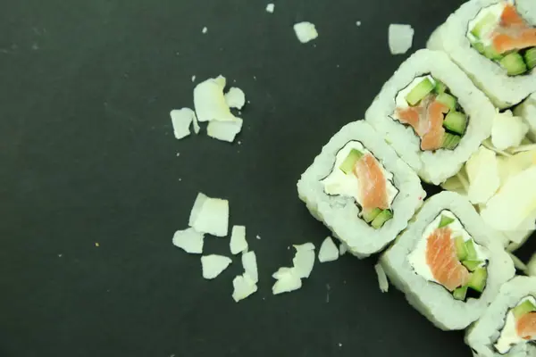 Różne rodzaje sushi serwowane, widok z bliska — Zdjęcie stockowe