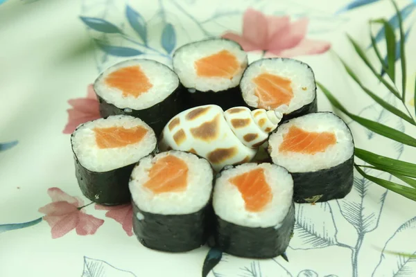 Różne rodzaje sushi serwowane, widok z bliska — Zdjęcie stockowe