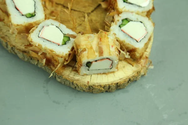 Varios tipos de sushi servidos, vista de cerca —  Fotos de Stock