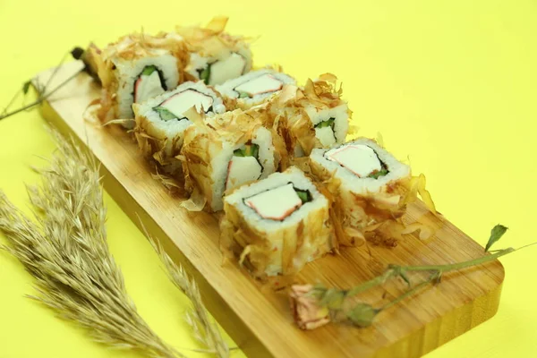 Berbagai jenis sushi disajikan, close-up view — Stok Foto