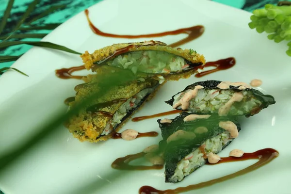 Çeşitli suşi çeşitleri, yakın çekim görüntüsü.