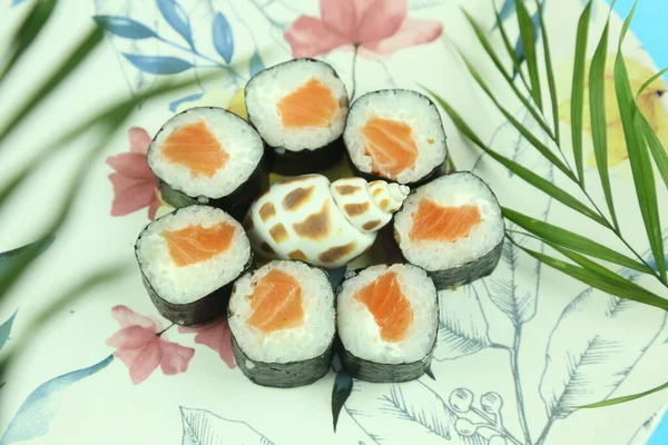 Varios tipos de sushi servidos, vista de cerca —  Fotos de Stock