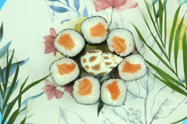 Çeşitli suşi çeşitleri, yakın çekim görüntüsü.