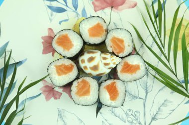 Çeşitli suşi çeşitleri, yakın çekim görüntüsü.