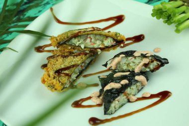 Çeşitli suşi çeşitleri, yakın çekim görüntüsü.