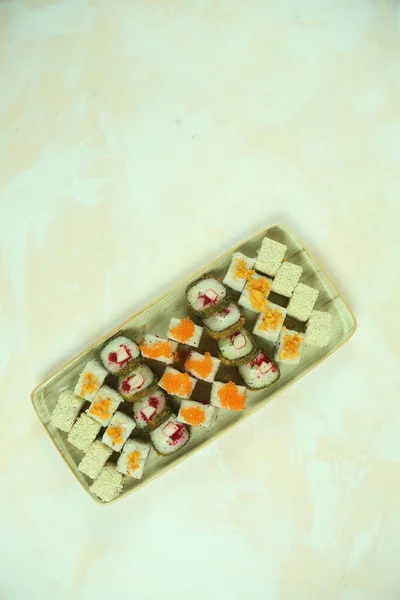 Çeşitli suşi çeşitleri, yakın çekim görüntüsü.