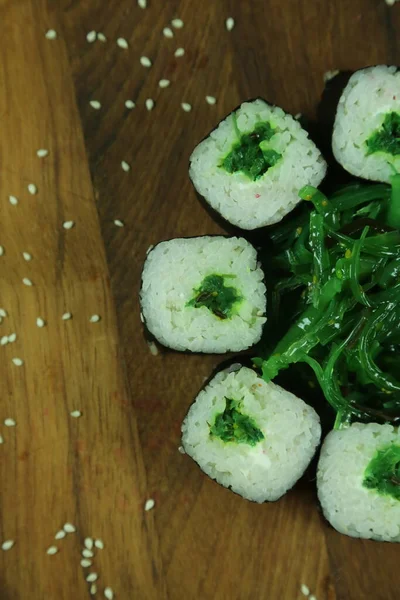 Çeşitli suşi çeşitleri, yakın çekim görüntüsü.