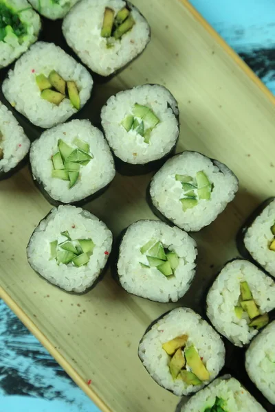 Różne rodzaje sushi serwowane, widok z bliska — Zdjęcie stockowe