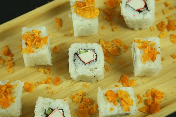 Verschillende soorten sushi geserveerd, van dichtbij bekeken — Stockfoto