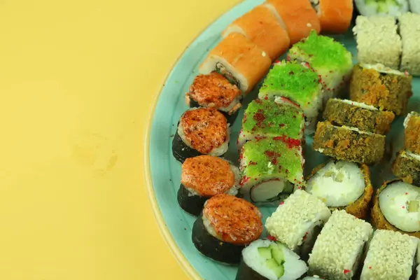 Különböző típusú sushi felszolgált, közelkép — Stock Fotó