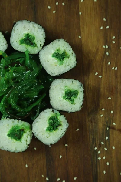 Çeşitli suşi çeşitleri, yakın çekim görüntüsü.