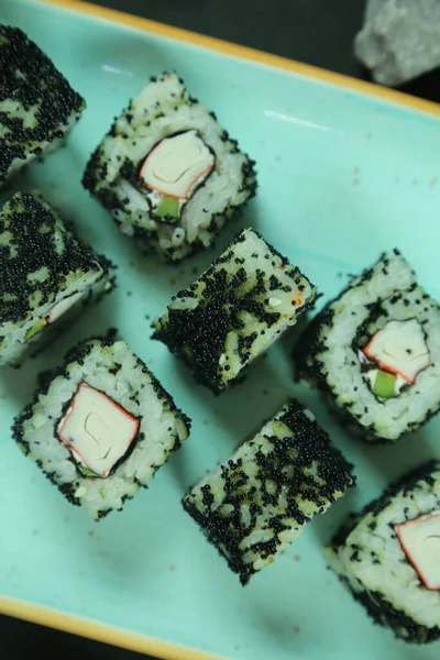 Berbagai jenis sushi disajikan, close-up view — Stok Foto