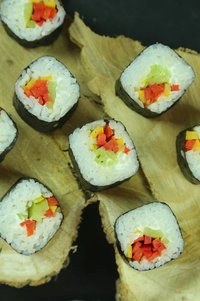 Varios tipos de sushi servidos, vista de cerca — Foto de Stock