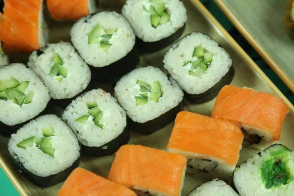 Çeşitli suşi çeşitleri, yakın çekim görüntüsü.