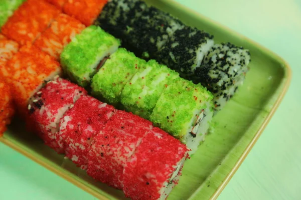 Çeşitli suşi çeşitleri, yakın çekim görüntüsü.