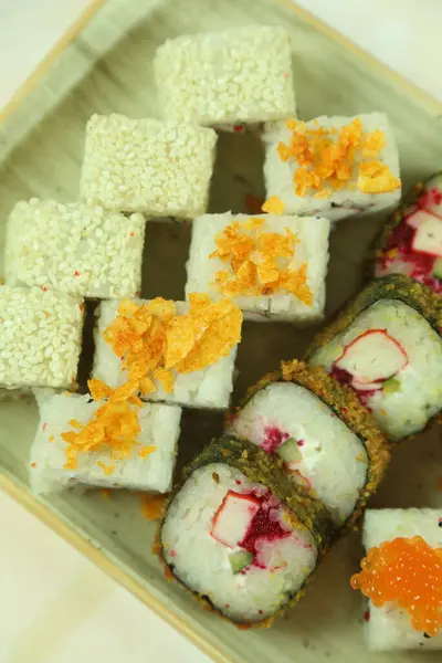 Berbagai jenis sushi disajikan, close-up view — Stok Foto