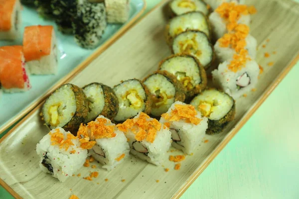 Çeşitli suşi çeşitleri, yakın çekim görüntüsü.
