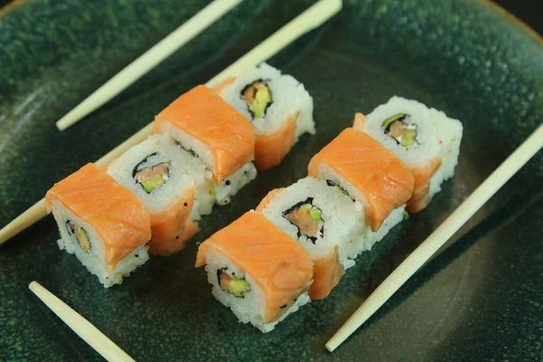 Çeşitli suşi çeşitleri, yakın çekim görüntüsü.