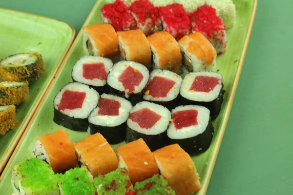 Çeşitli suşi çeşitleri, yakın çekim görüntüsü.