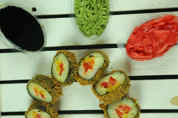 Berbagai jenis sushi disajikan, close-up view — Stok Foto