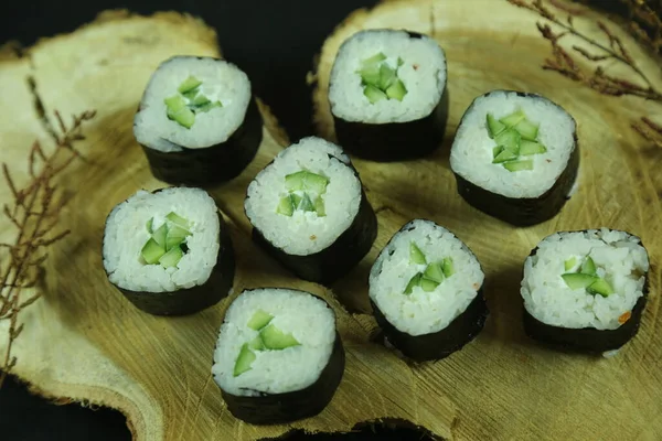 Berbagai jenis sushi disajikan, close-up view — Stok Foto