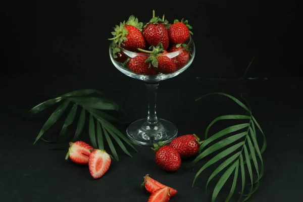 Sağlıklı çilek. Uzayı kopyala Yüksek çözünürlüklü ürün.