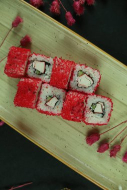 Çeşitli suşi çeşitleri, yakın çekim görüntüsü.