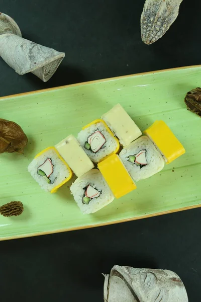 Çeşitli suşi çeşitleri, yakın çekim görüntüsü.