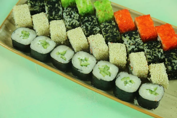 Berbagai jenis sushi disajikan, close-up view — Stok Foto