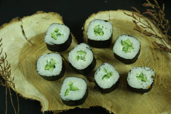 Berbagai jenis sushi disajikan, close-up view — Stok Foto