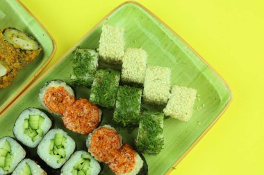 Çeşitli suşi çeşitleri, yakın çekim görüntüsü.