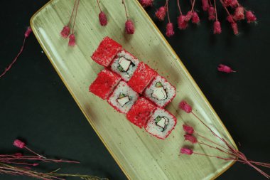 Çeşitli suşi çeşitleri, yakın çekim görüntüsü.