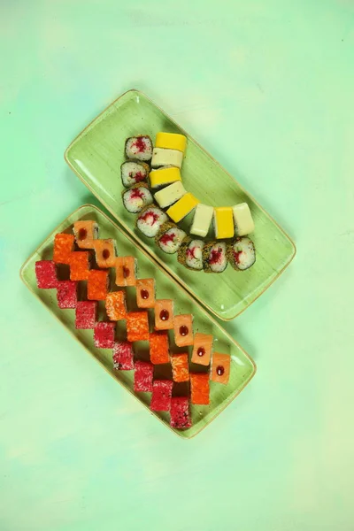 Çeşitli suşi çeşitleri, yakın çekim görüntüsü.