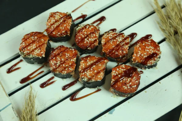 Berbagai jenis sushi disajikan, close-up view — Stok Foto