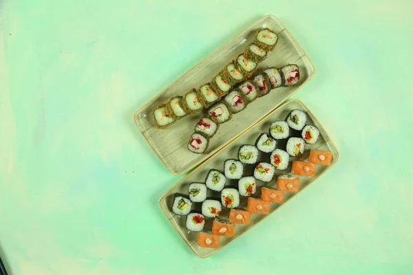 Verschillende soorten sushi geserveerd, van dichtbij bekeken — Stockfoto