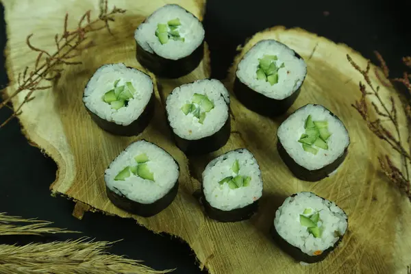 Różne rodzaje sushi serwowane, widok z bliska — Zdjęcie stockowe