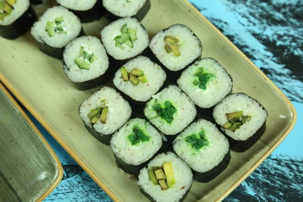 Berbagai jenis sushi disajikan, close-up view — Stok Foto