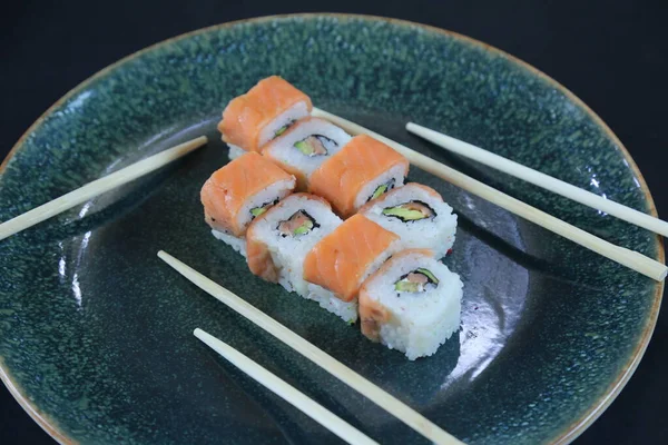 Różne rodzaje sushi serwowane, widok z bliska — Zdjęcie stockowe