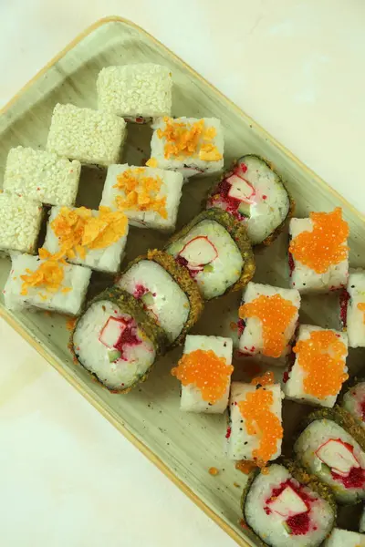 Çeşitli suşi çeşitleri, yakın çekim görüntüsü.