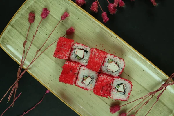 Çeşitli suşi çeşitleri, yakın çekim görüntüsü.